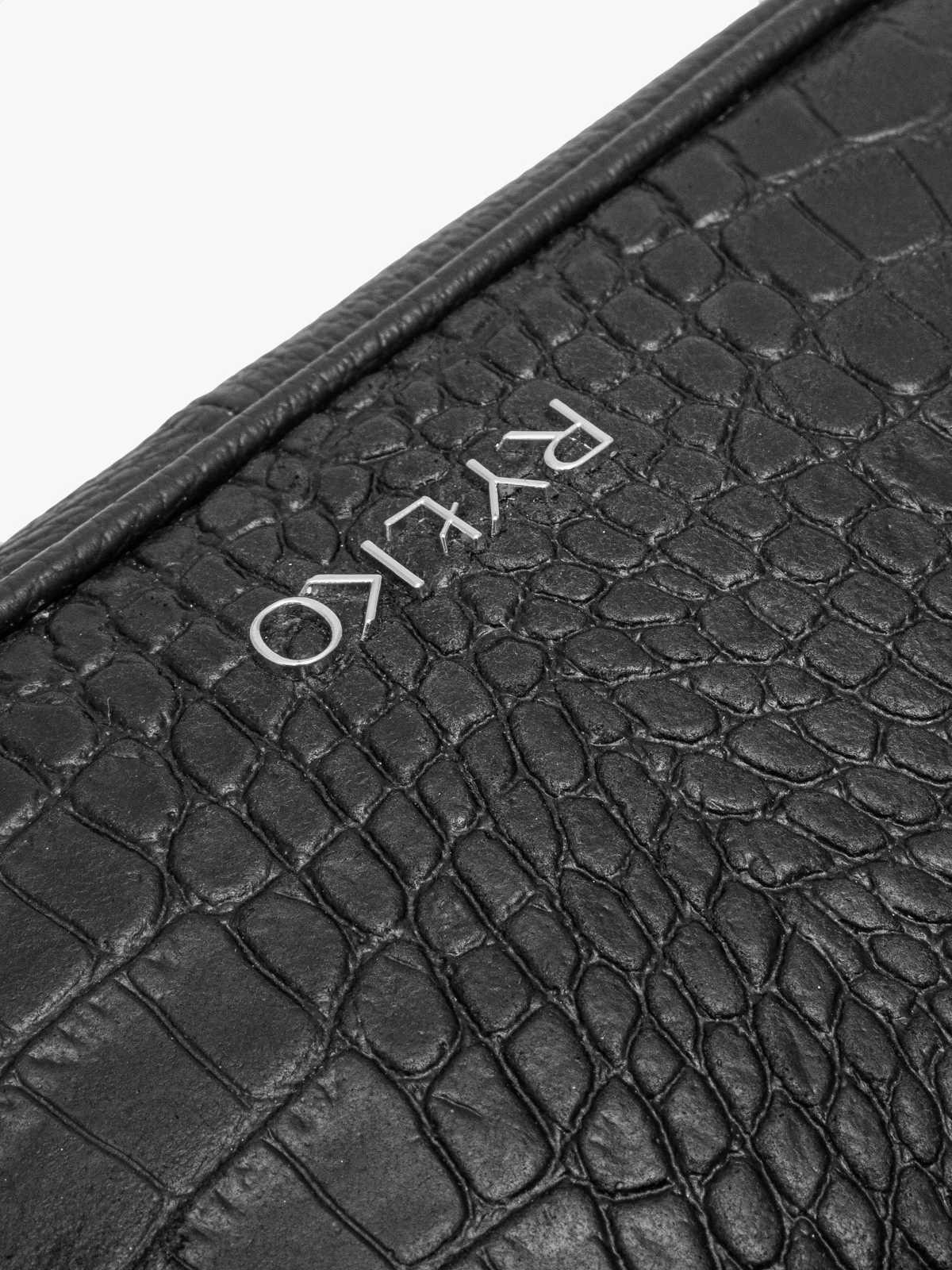 Czarna torebka w zwierzęcy deseń z łańcuszkiem