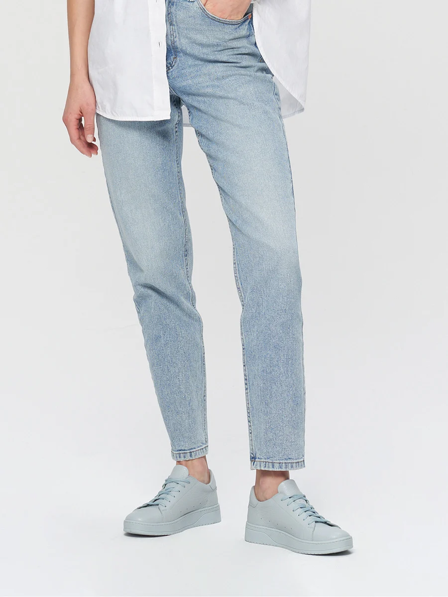 Błękitne sportowe półbuty ze srebrnym logo