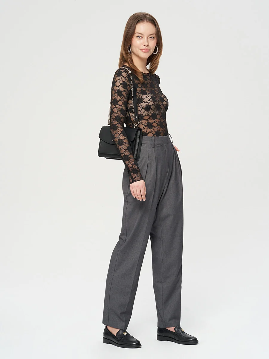 Czarne mokasyny ze złotą ozdobą