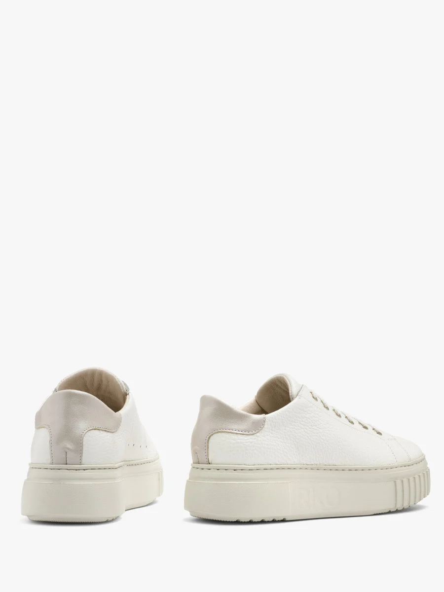 Białe półbuty sportowe na lekkim spodzie