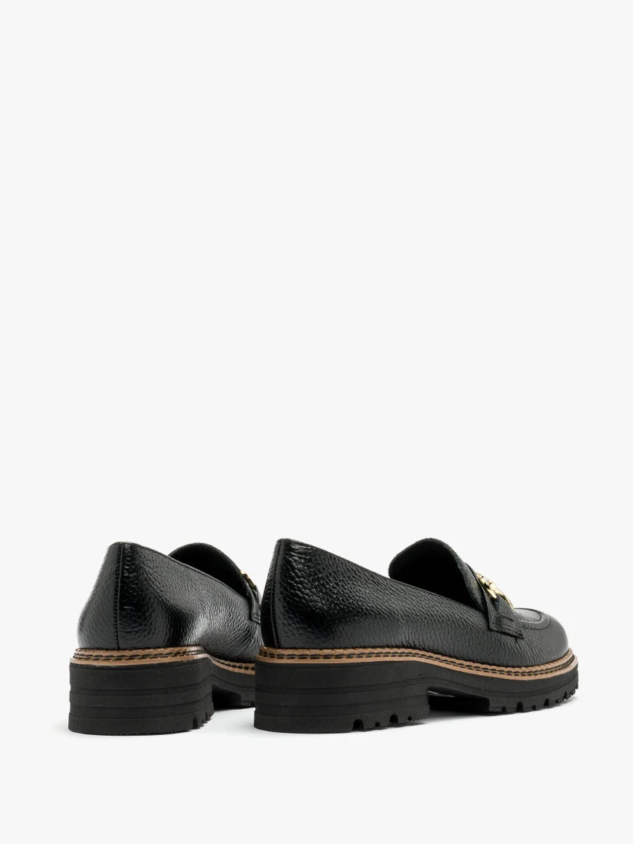 Czarne mokasyny ze złotą ozdobą