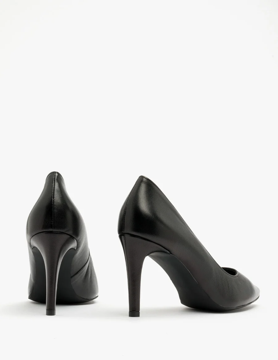 Czółenka w kolorze czarnym na szpilce