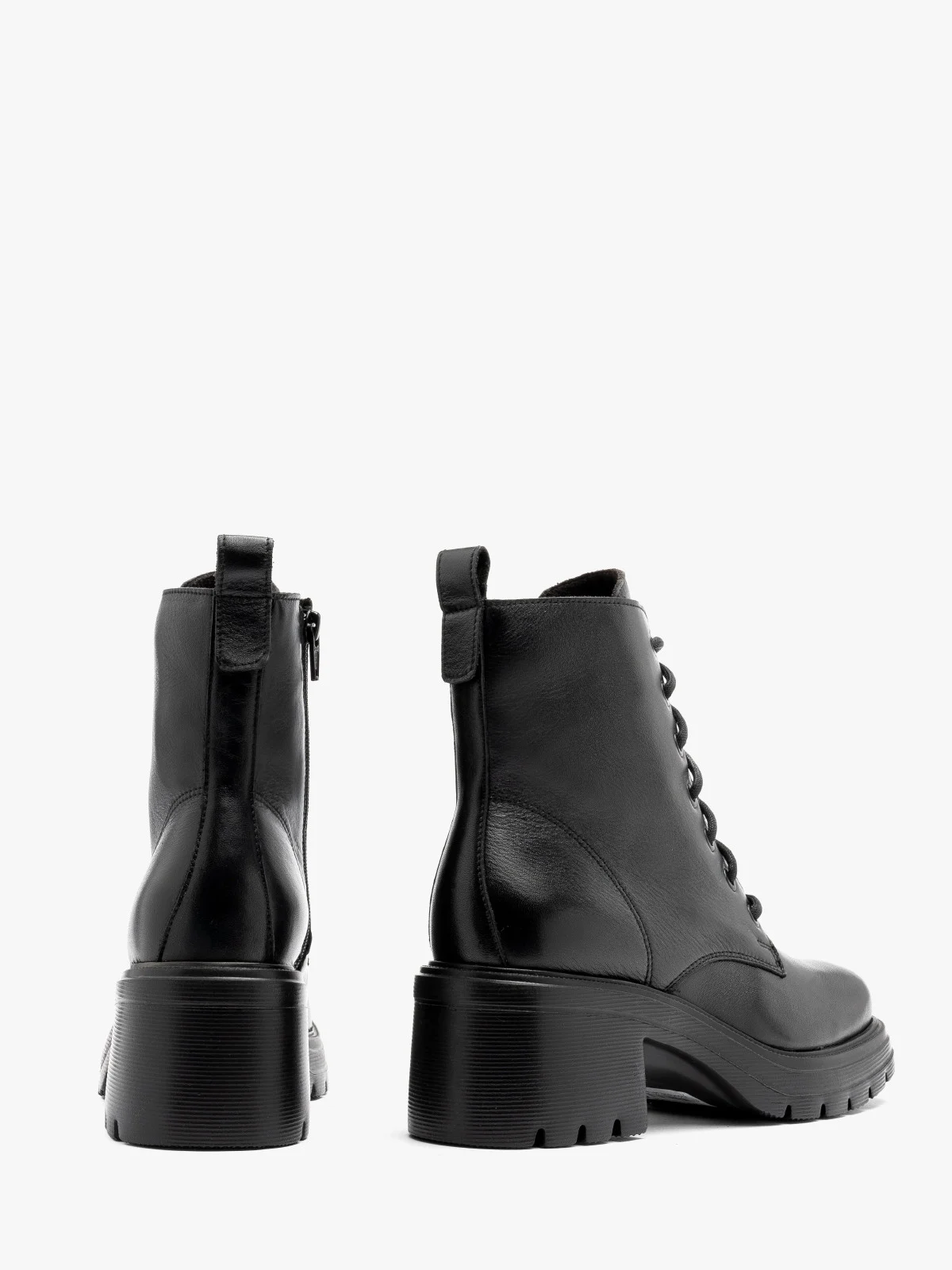 Czarne, sznurowane trzewiki na masywnym spodzie