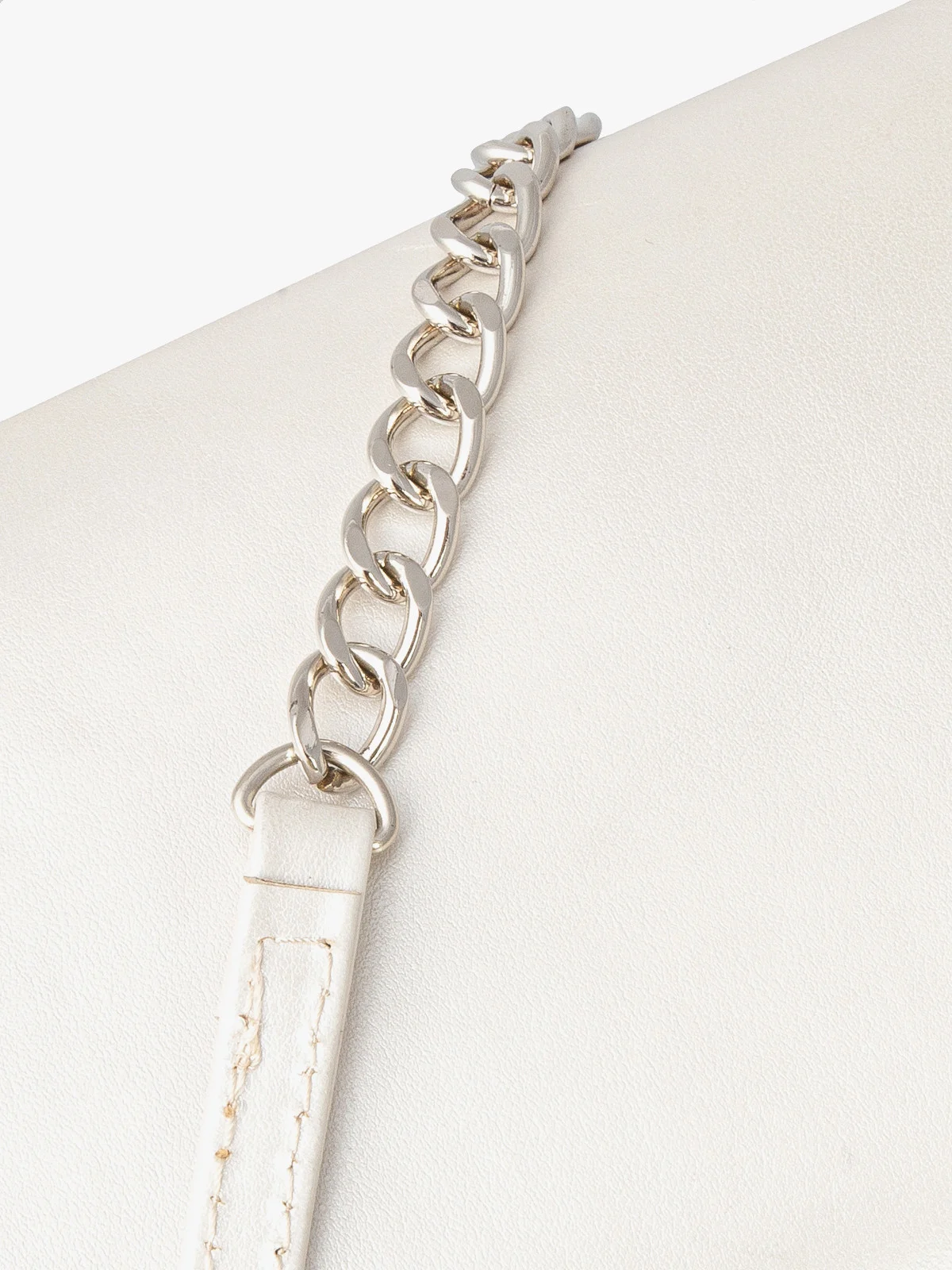 Perłowa torebka z ozdobną klapą