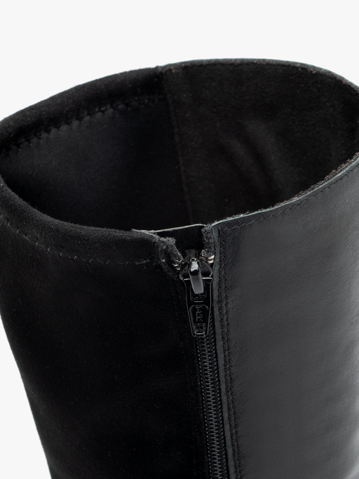 Czarne kozaki z elastyczną szeroką cholewką