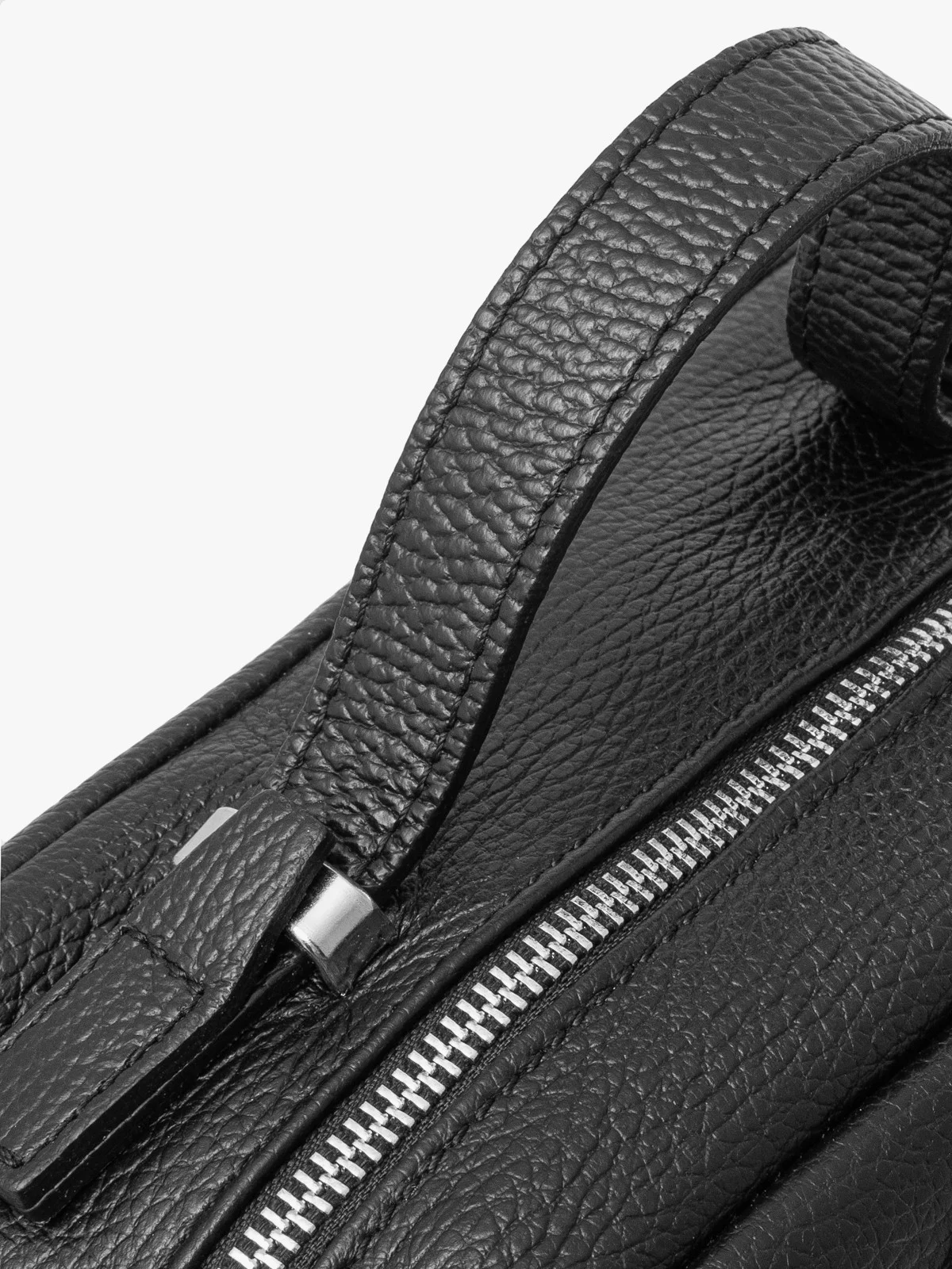 Czarna, kuferkowa torebka z rączką oraz paskiem na ramię z taśmy