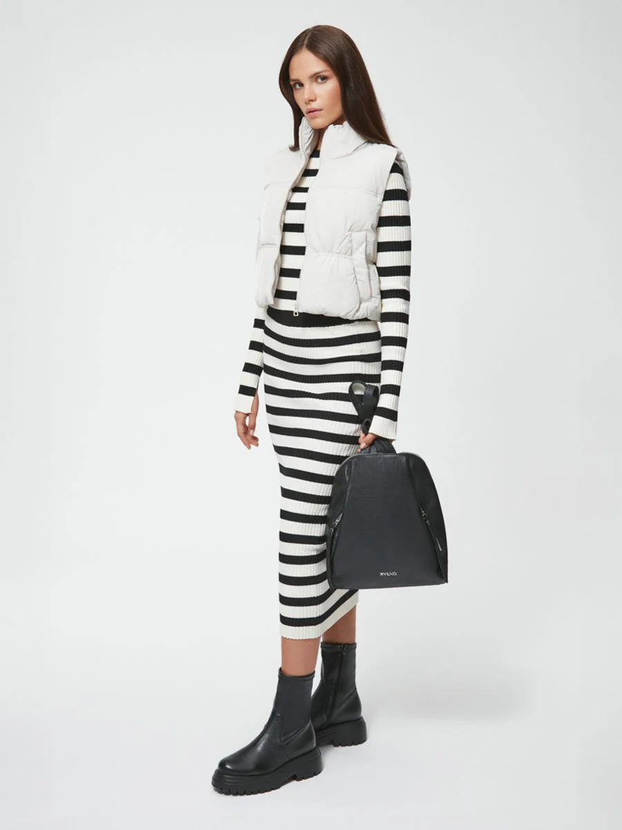 Czarny plecak z logotypem