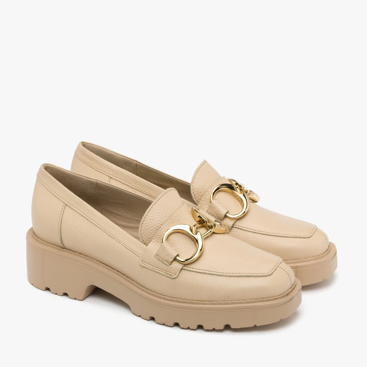 Beżowe mokasyny ze złotą ozdobą