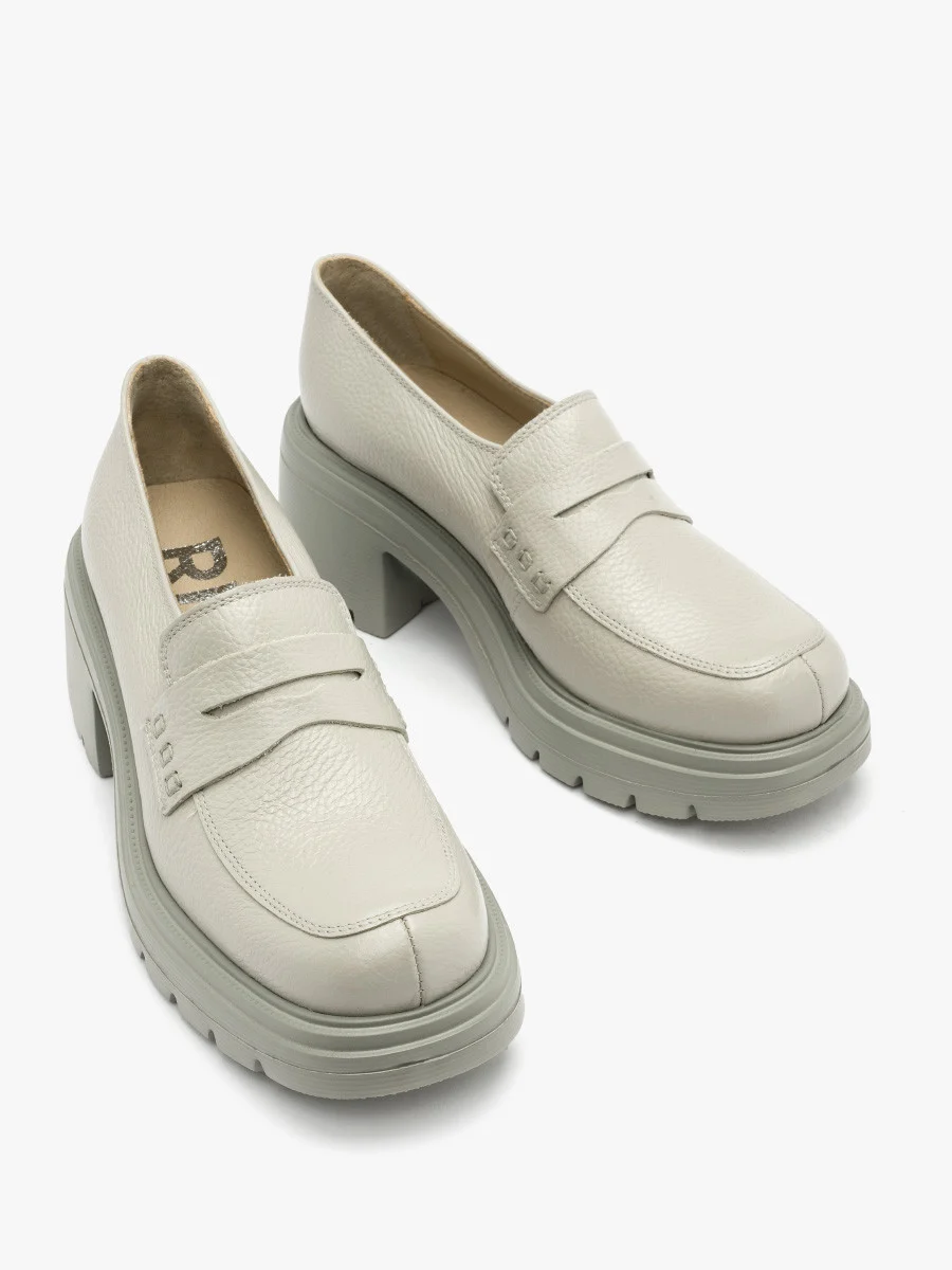 Szare mokasyny na obcasie