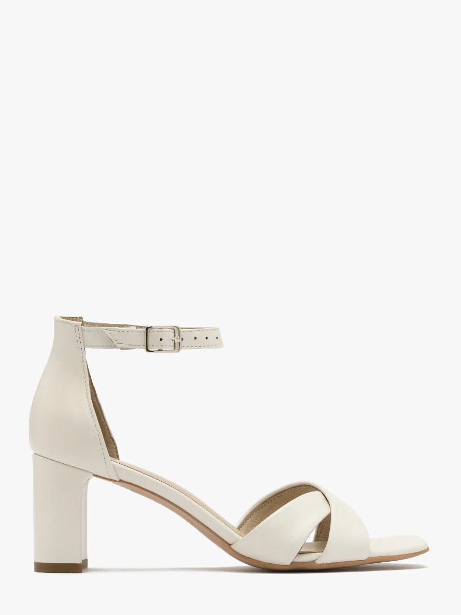 Kremowe sandały na oblekanym obcasie