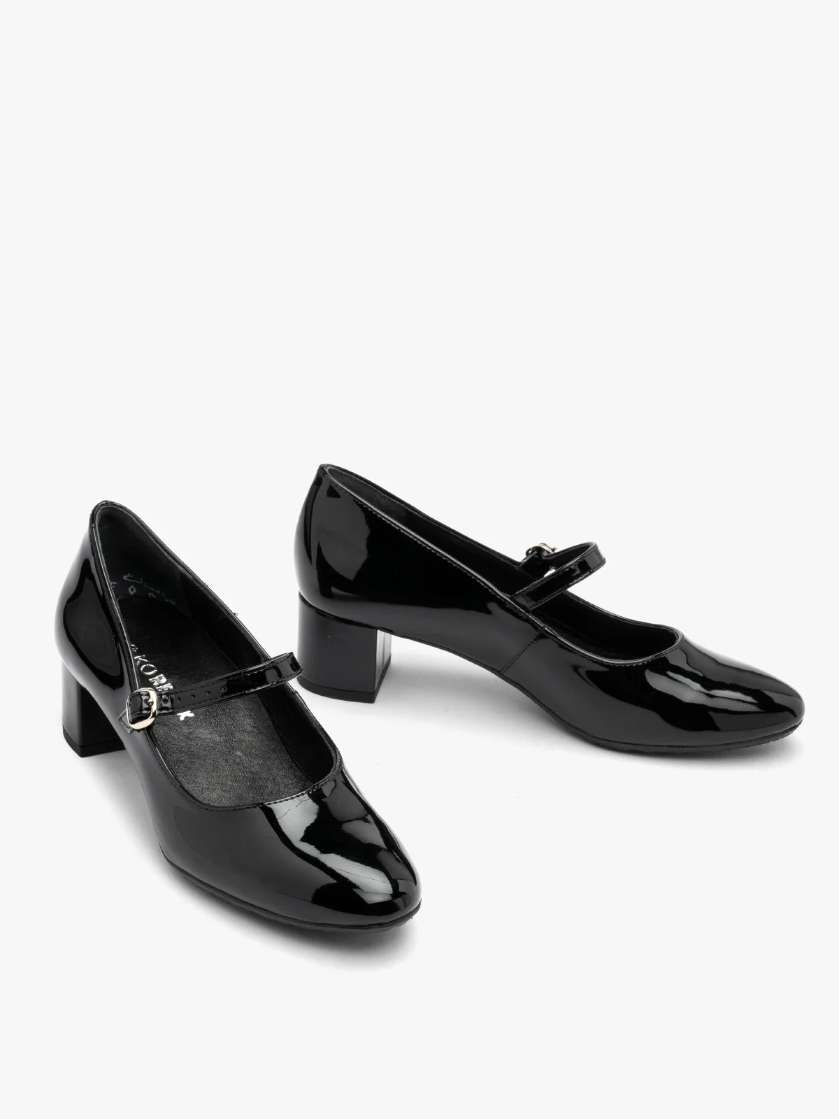 Czarne czółenka z paskiem na niskim słupku