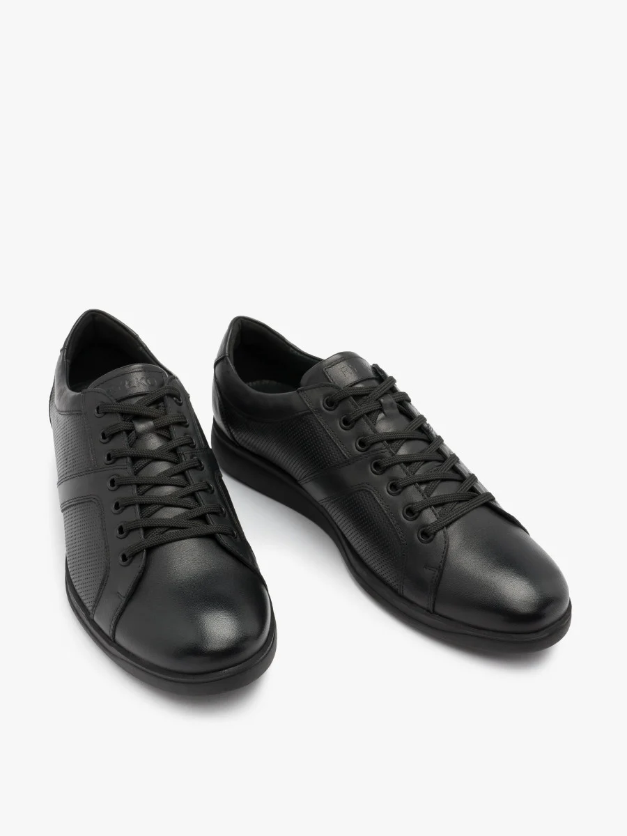 Czarne półbuty z ozdobną perforacją.