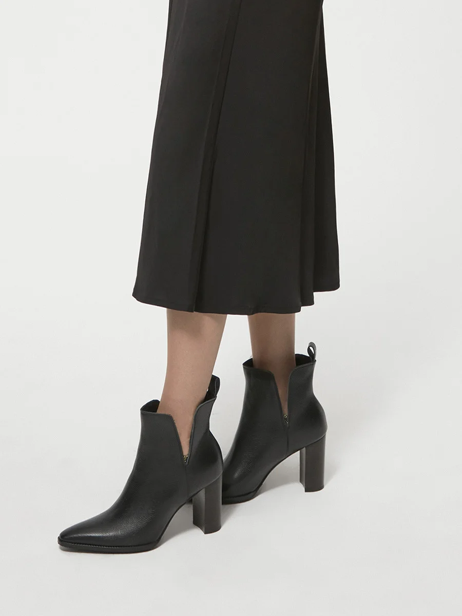 Czarne botki z ozdobną cholewką