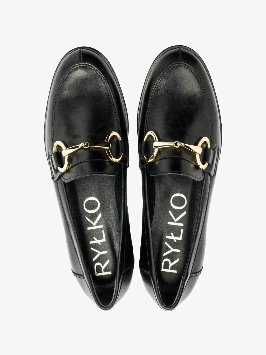 Czarne mokasyny ze złotą ozdobą