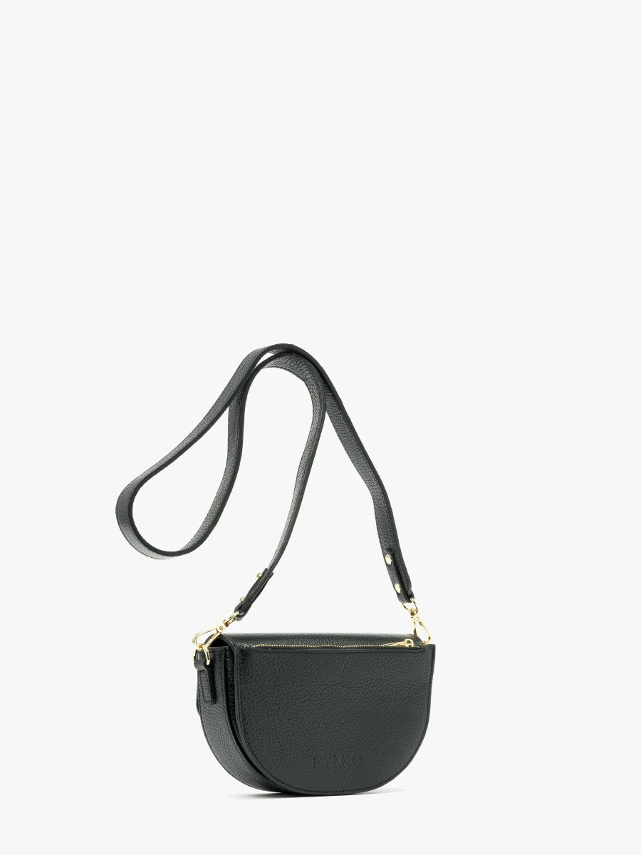 Mała czarna torebka ze złotymi detalami