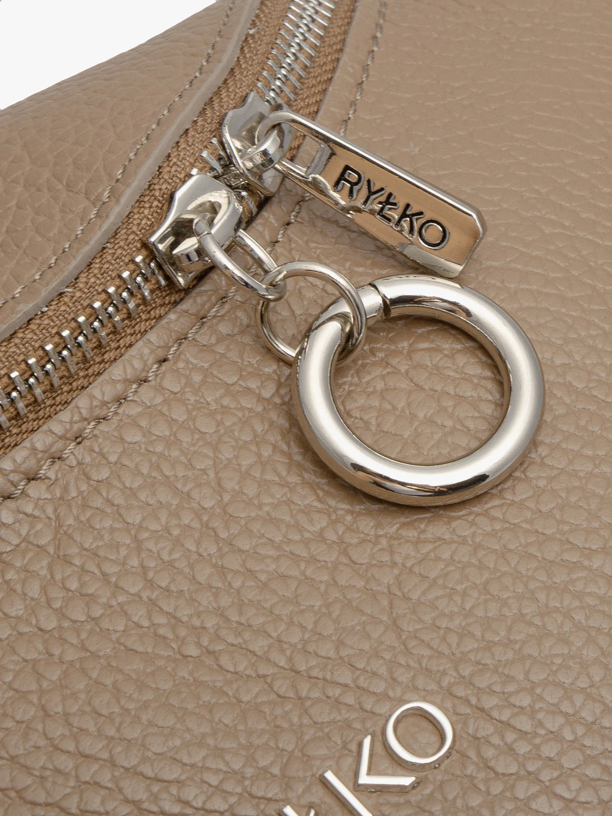 Beżowa, owalna torebka z szerokim paskiem