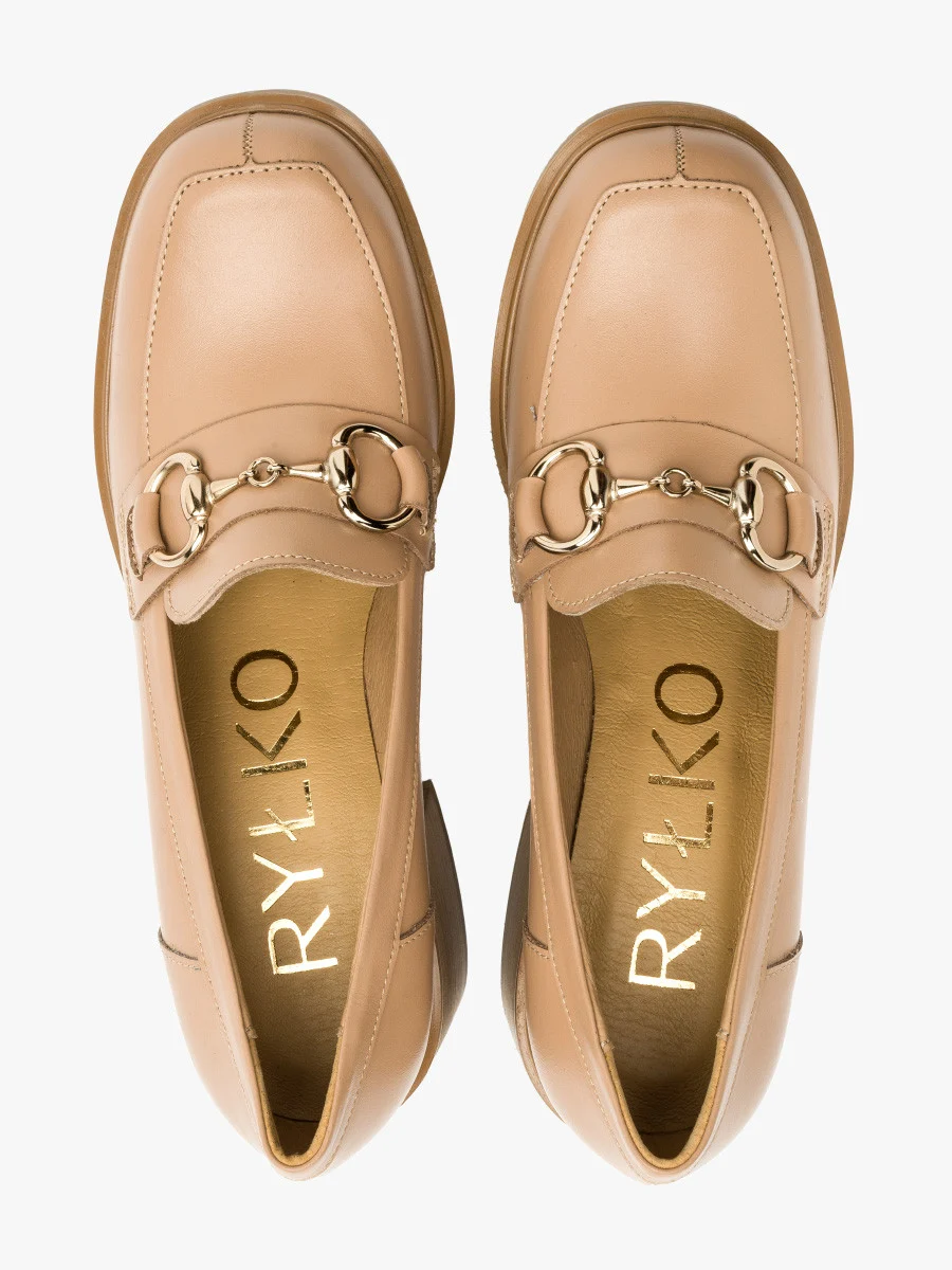 Beżowe mokasyny z platynową ozdobą na cholewce