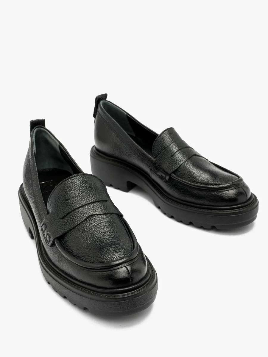 Czarne mokasyny z ozdobną cholewką