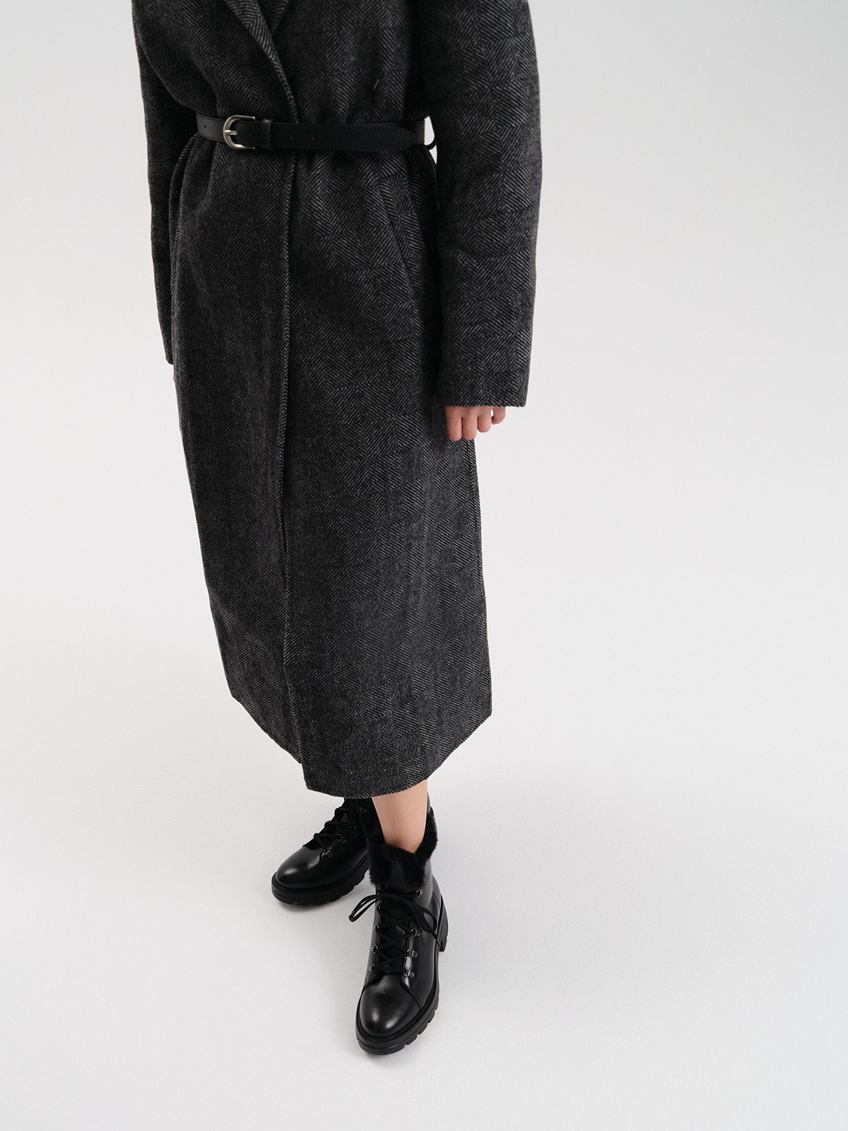 Czarne, sznurowane trzewiki z futrem