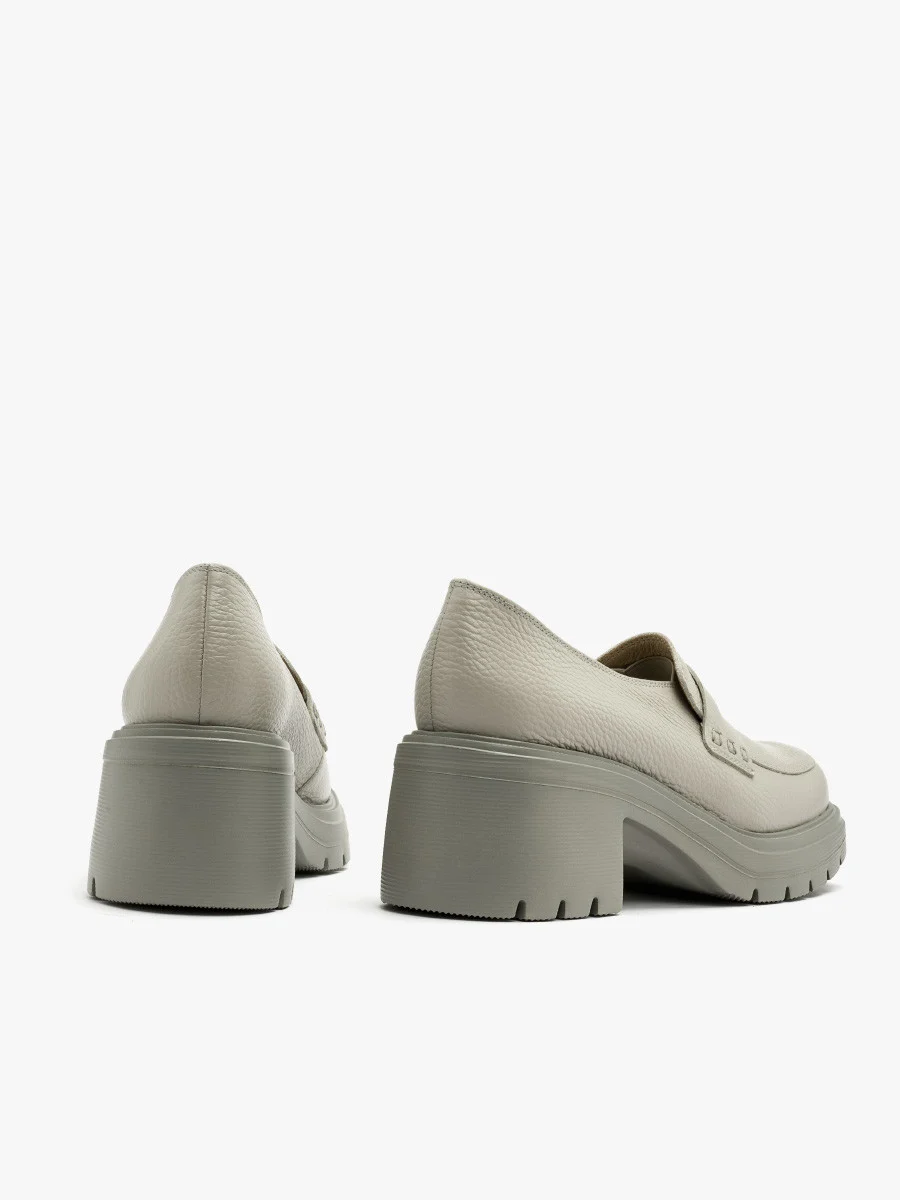 Szare mokasyny na obcasie