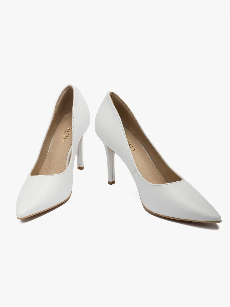 Białe czółenka na wysokim obcasie