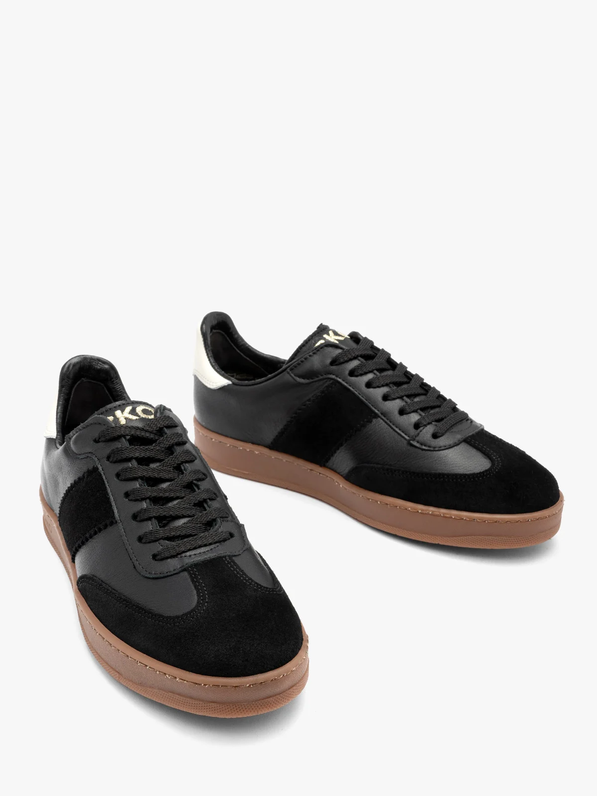 Półbuty damskie w sportowym stylu na płaskiej podeszwie