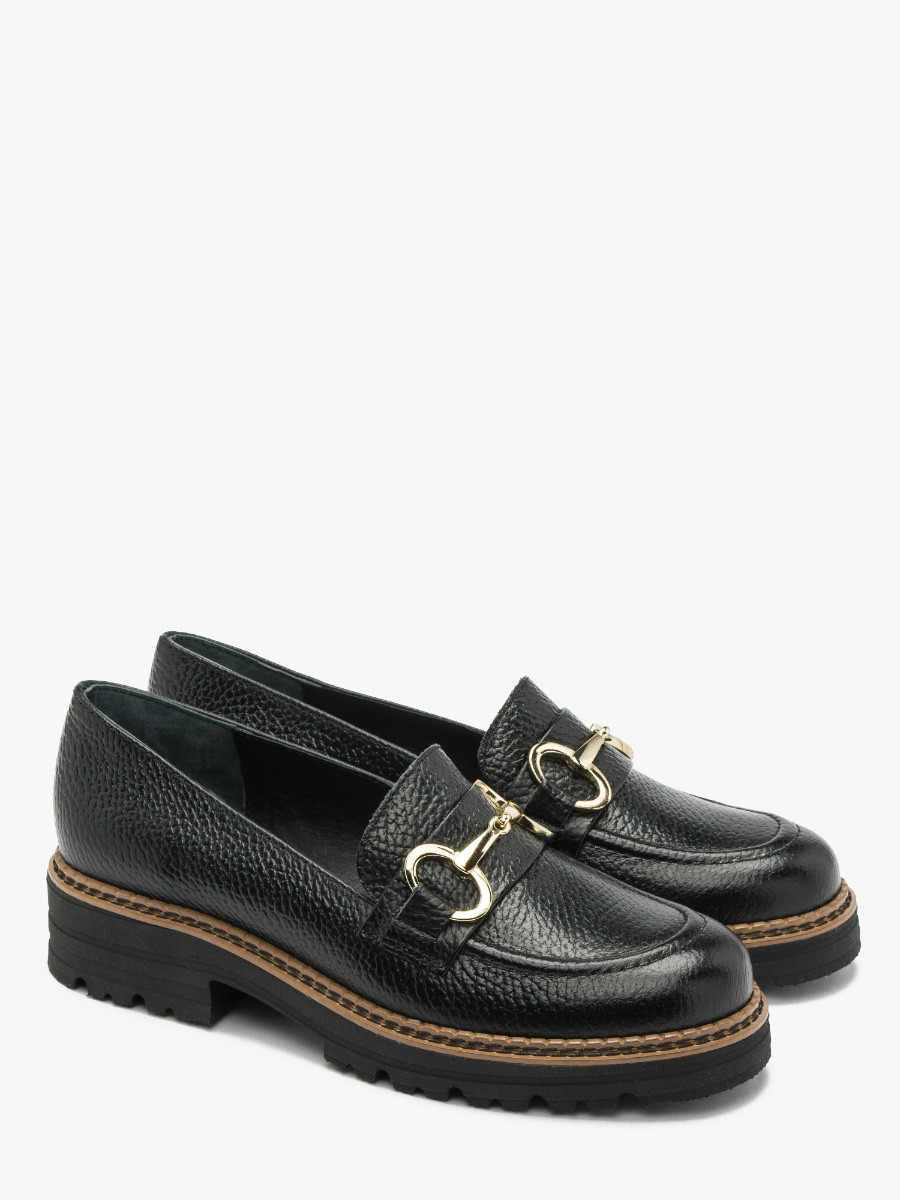 Czarne mokasyny ze złotą ozdobą