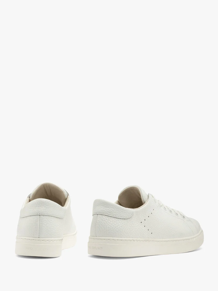 Białe półbuty sportowe na lekkim spodzie