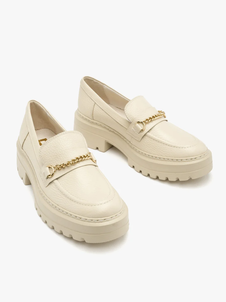 Kremowe mokasyny ze złotym łańcuszkiem
