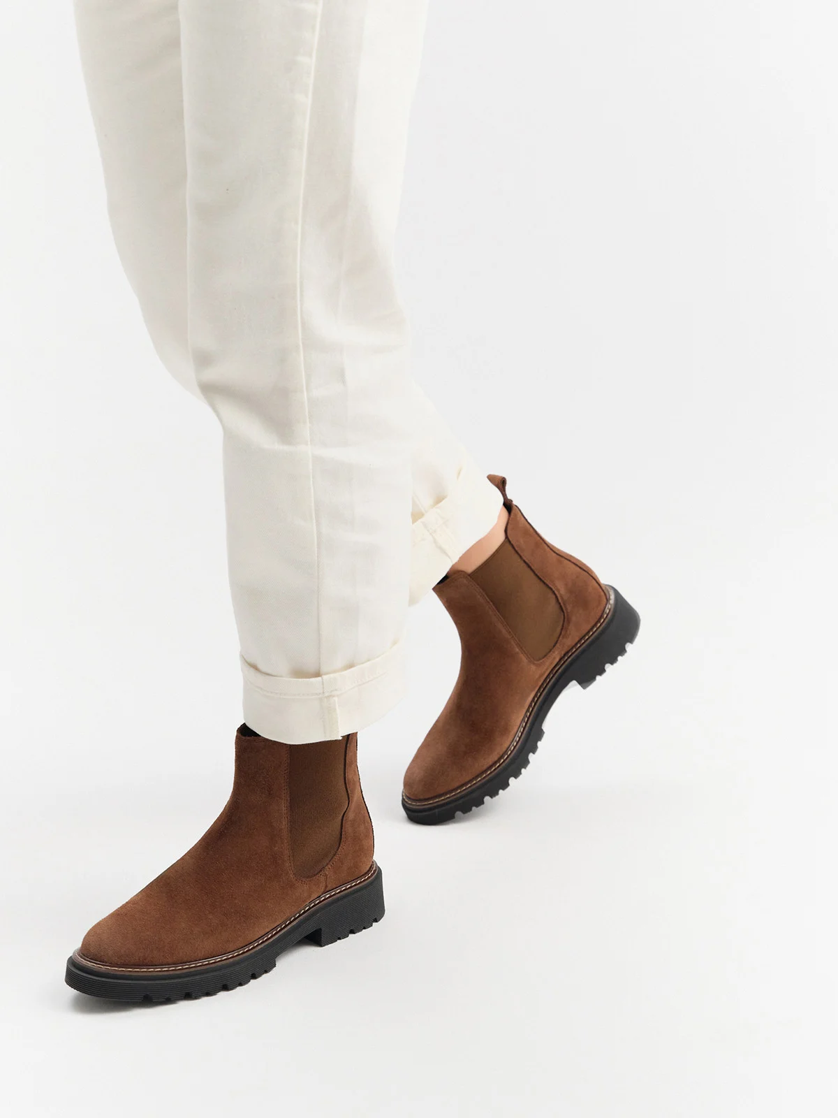 Brązowe, welurowe sztyblety na traktorowej podeszwie