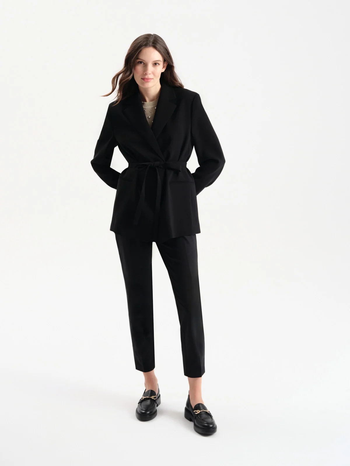 Czarne mokasyny z dekoracyjną, złotą ozdobą