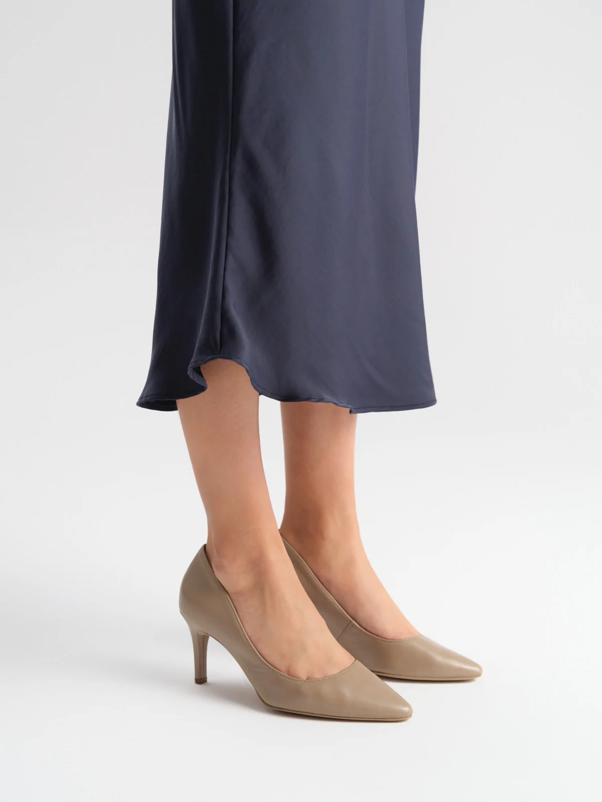 Klasyczne, beżowe czółenka na szpilce