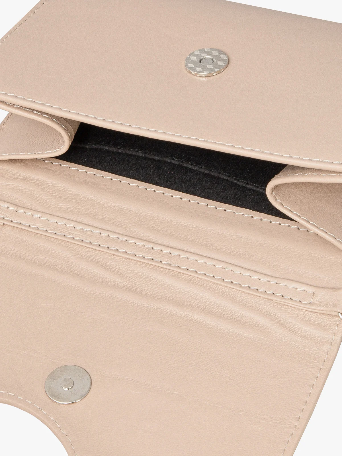 Beżowa elegancka torebka z ozdobną klapą