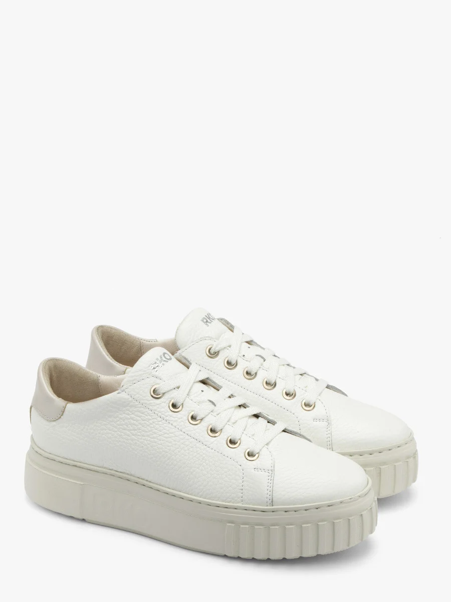 Białe półbuty sportowe na lekkim spodzie