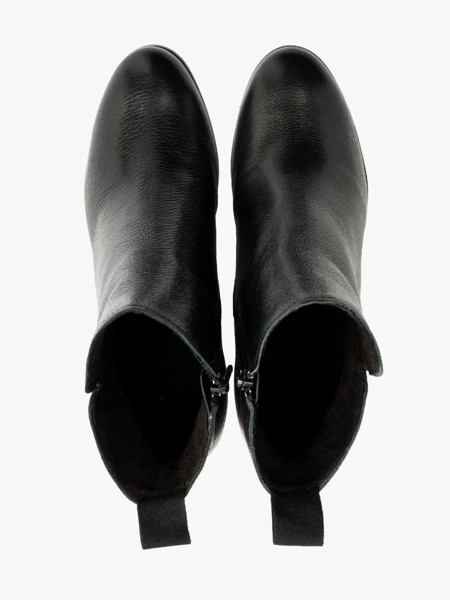 Czarne botki na drewnianym obcasie