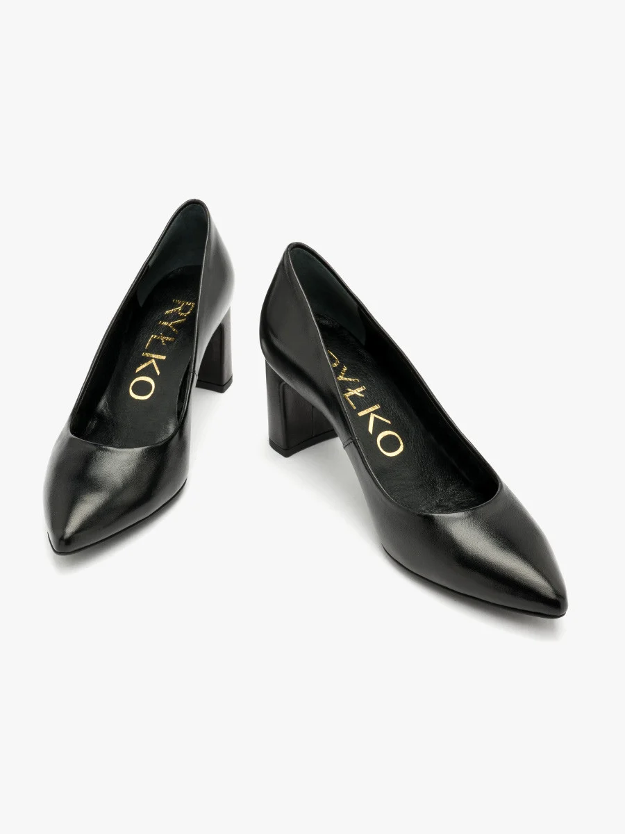 Czarne czółenka na słupku