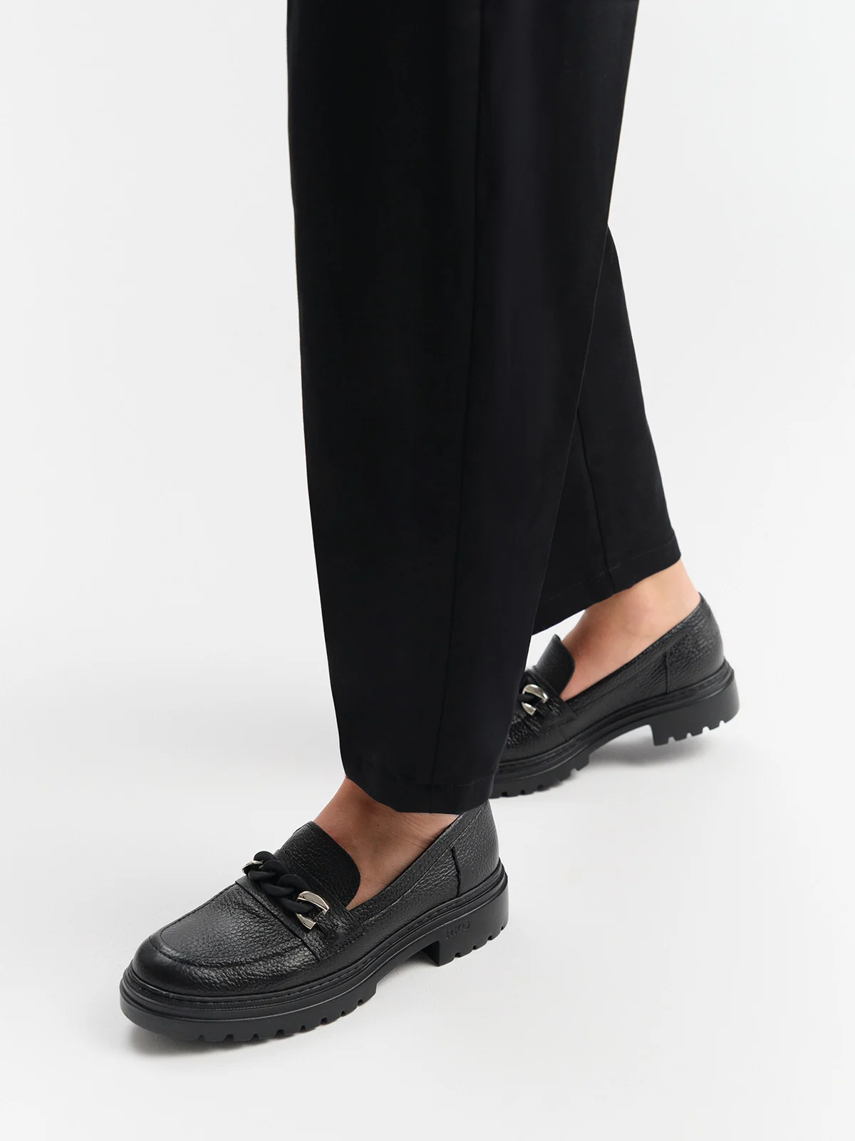 Czarne mokasyny ze srebrno-czarną ozdobą na cholewce