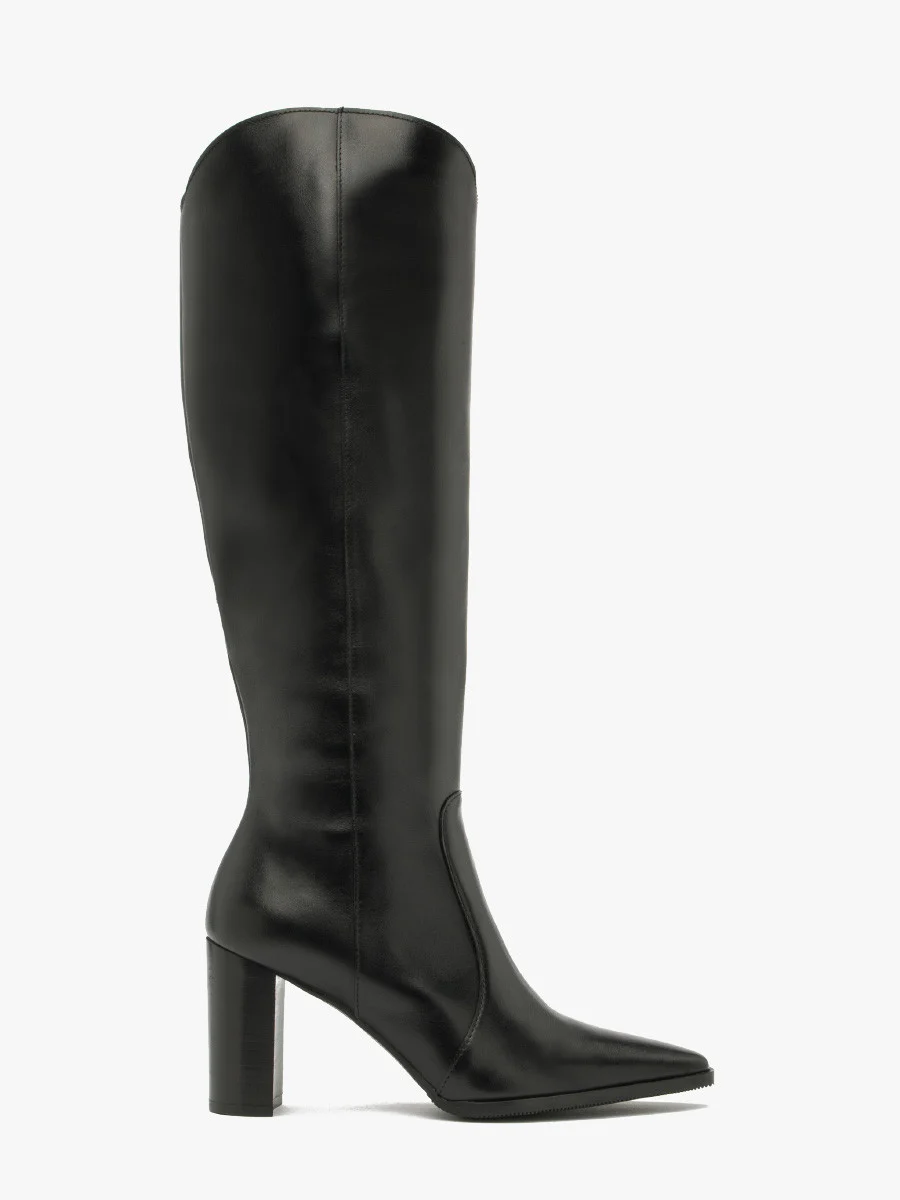 Czarne kozaki z ozdobną cholewką