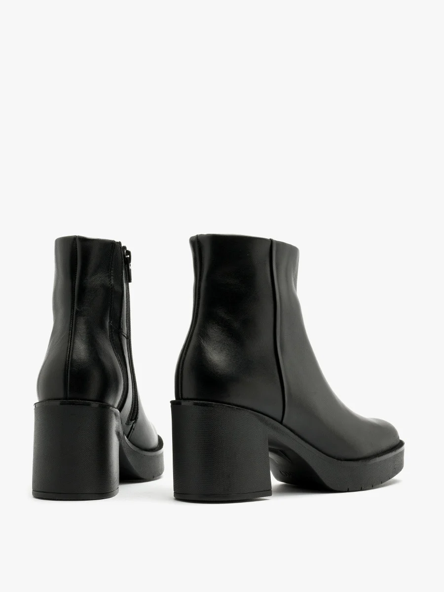 Czarne botki na masywnym obcasie