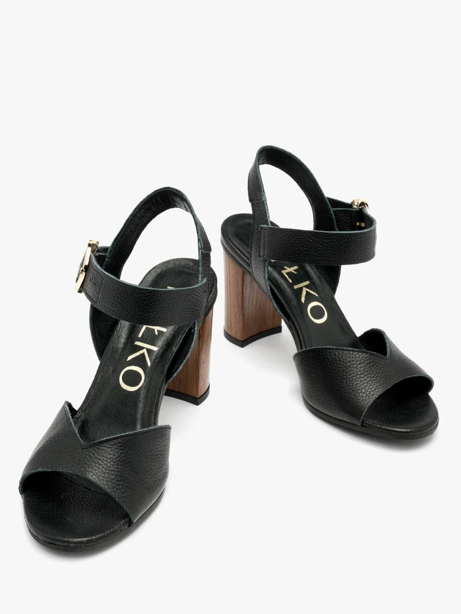 Czarne sandały na drewnianym słupku