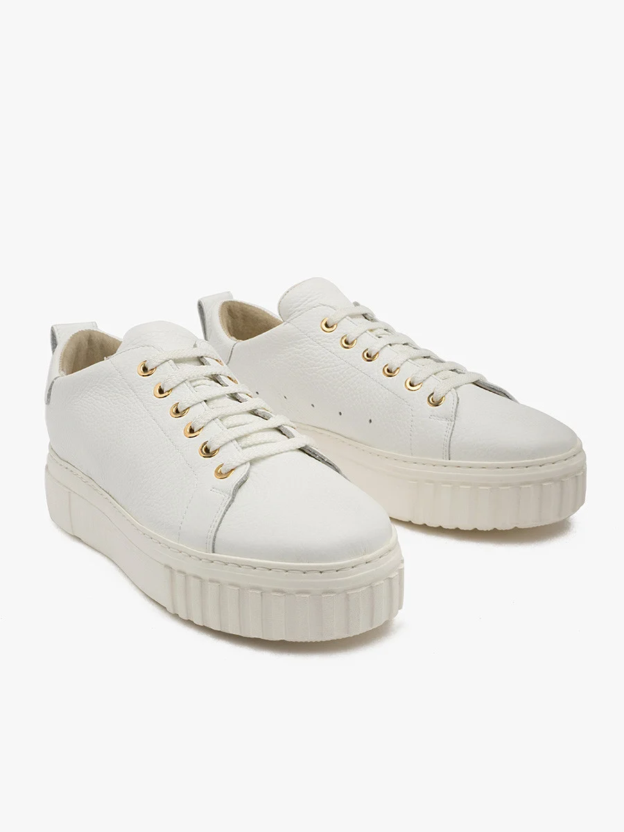 Białe półbuty sportowe ze złotymi detalami