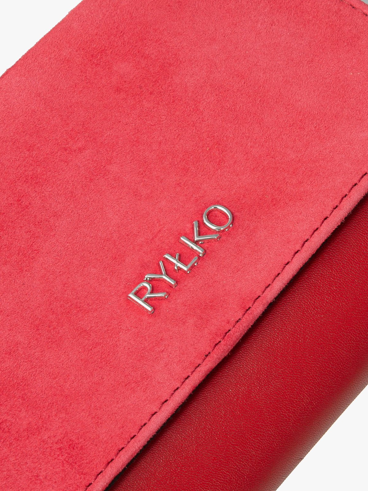 Mała czerwona torebka na srebrnym łańcuszku