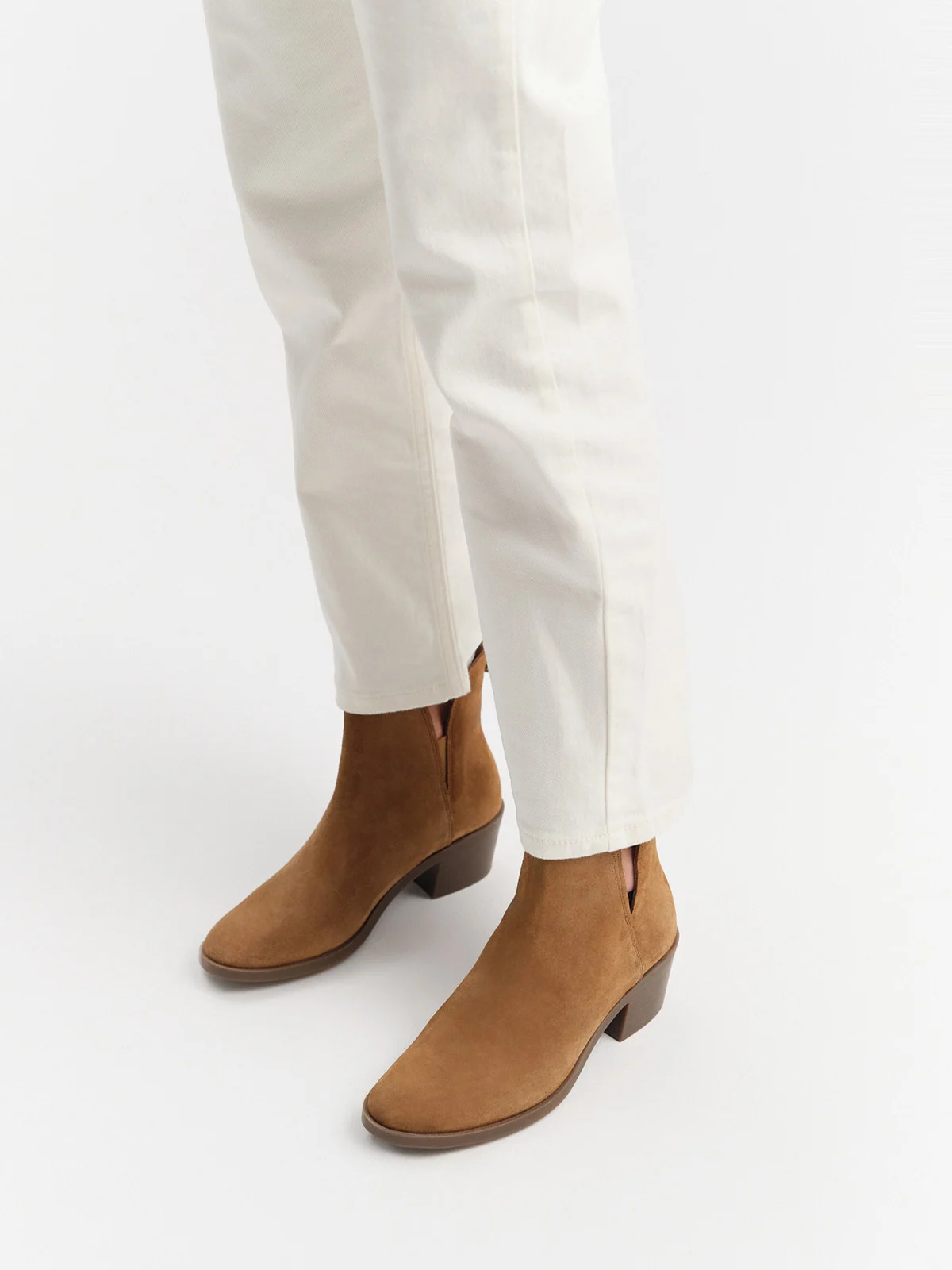 Welurowe botki z wyciętą cholewką