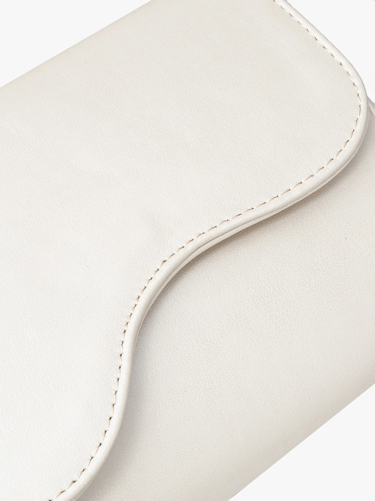 Perłowa torebka z ozdobną klapą