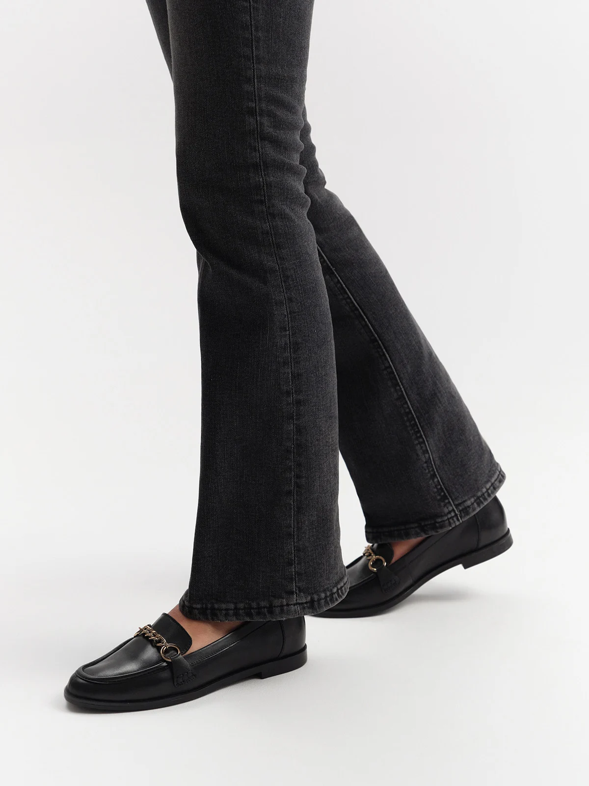 Czarne mokasyny na płaskiej podeszwie ze złotą ozdobą