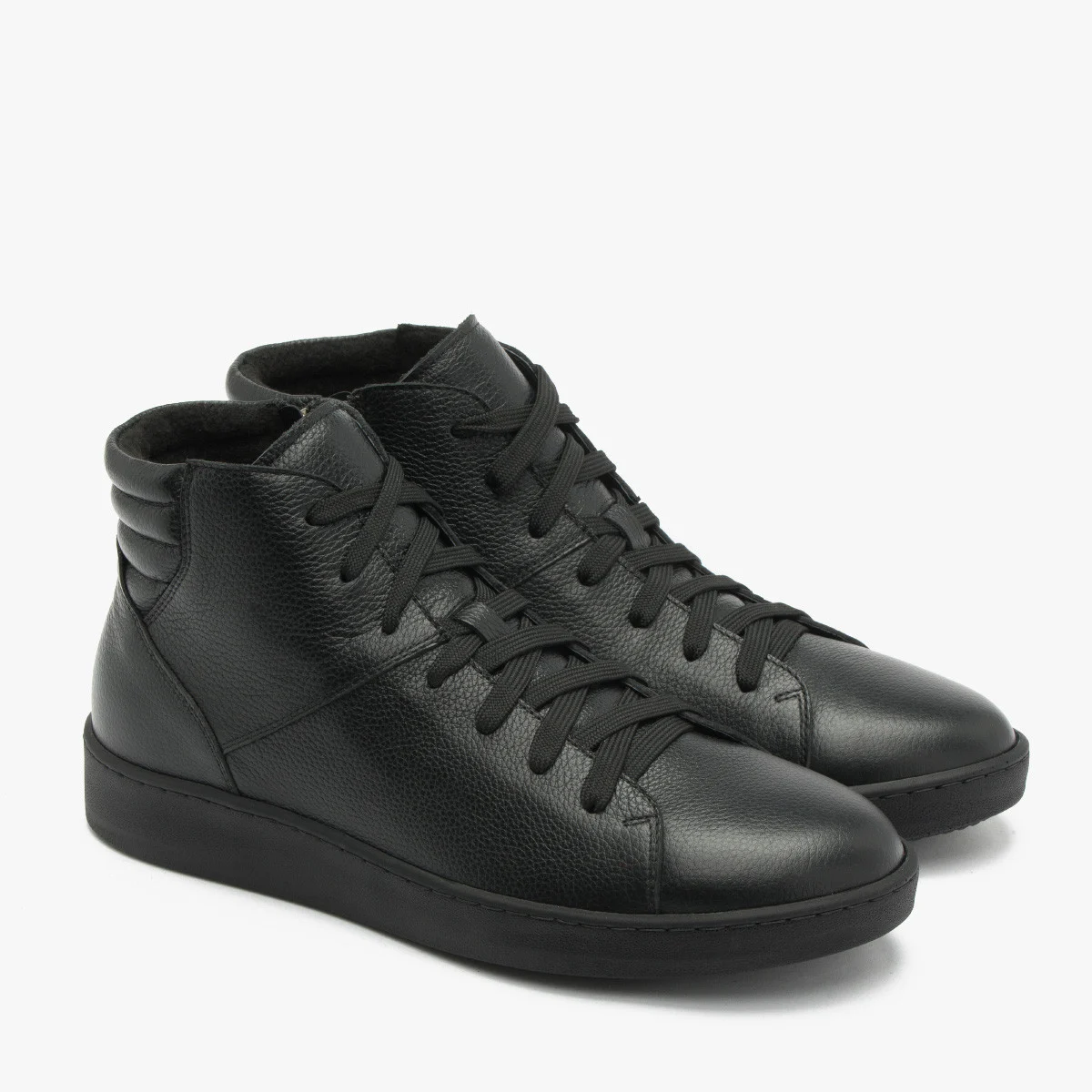 Czarne trzewiki z ozdobnymi przeszyciami