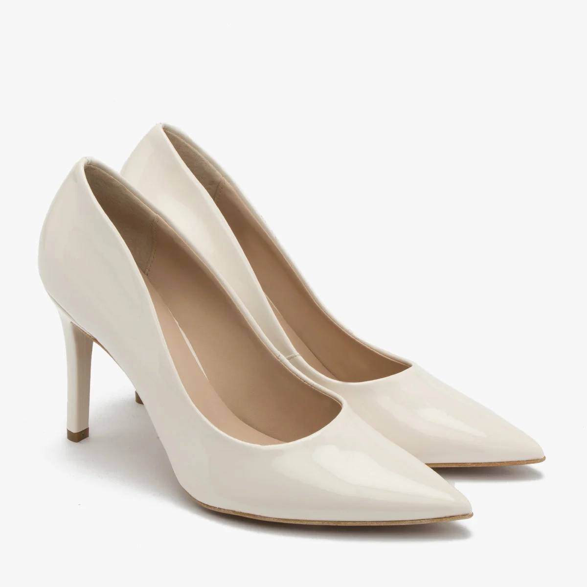 Kremowe, lakierowane szpilki na wysokim obcasie