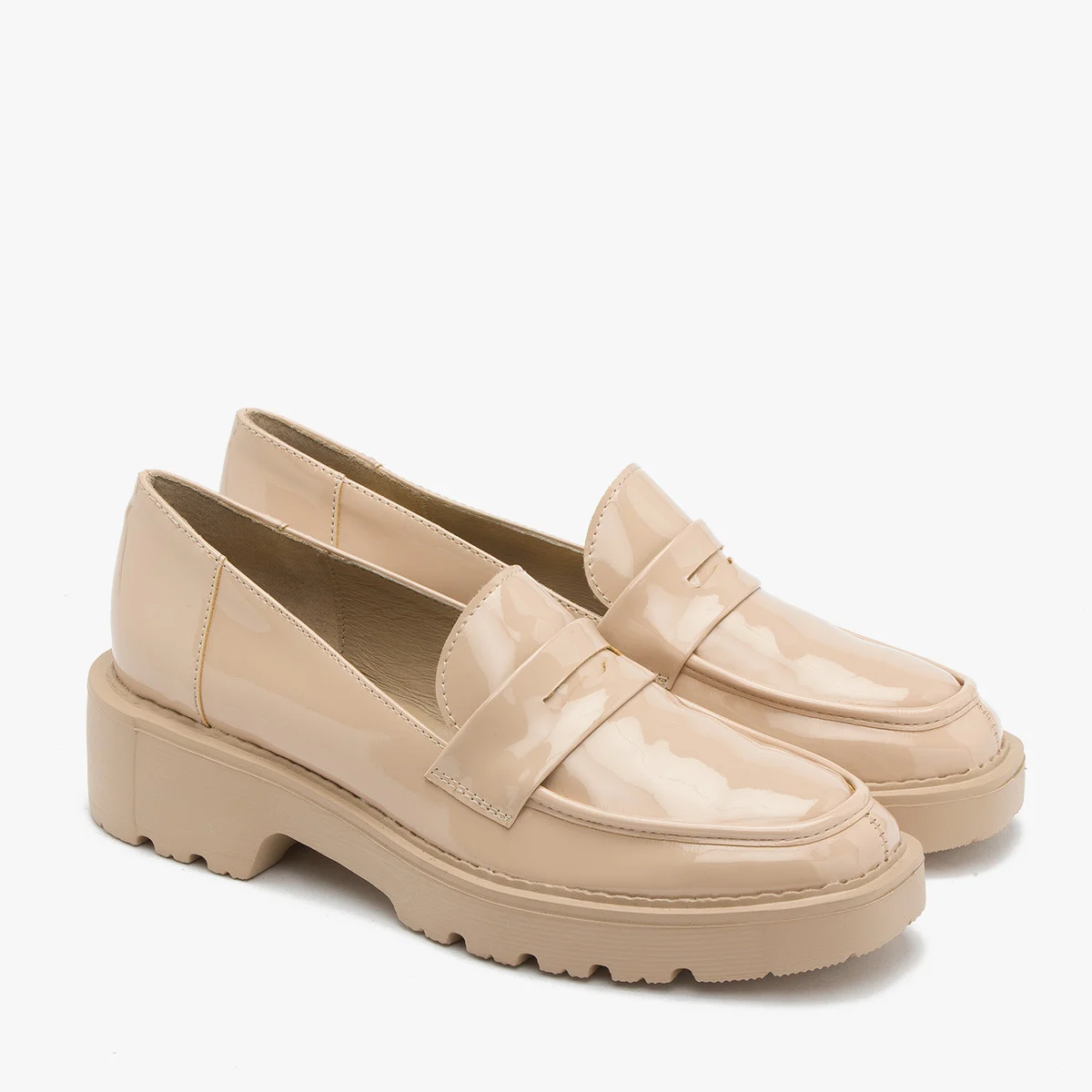 Beżowe mokasyny na lekkim spodzie