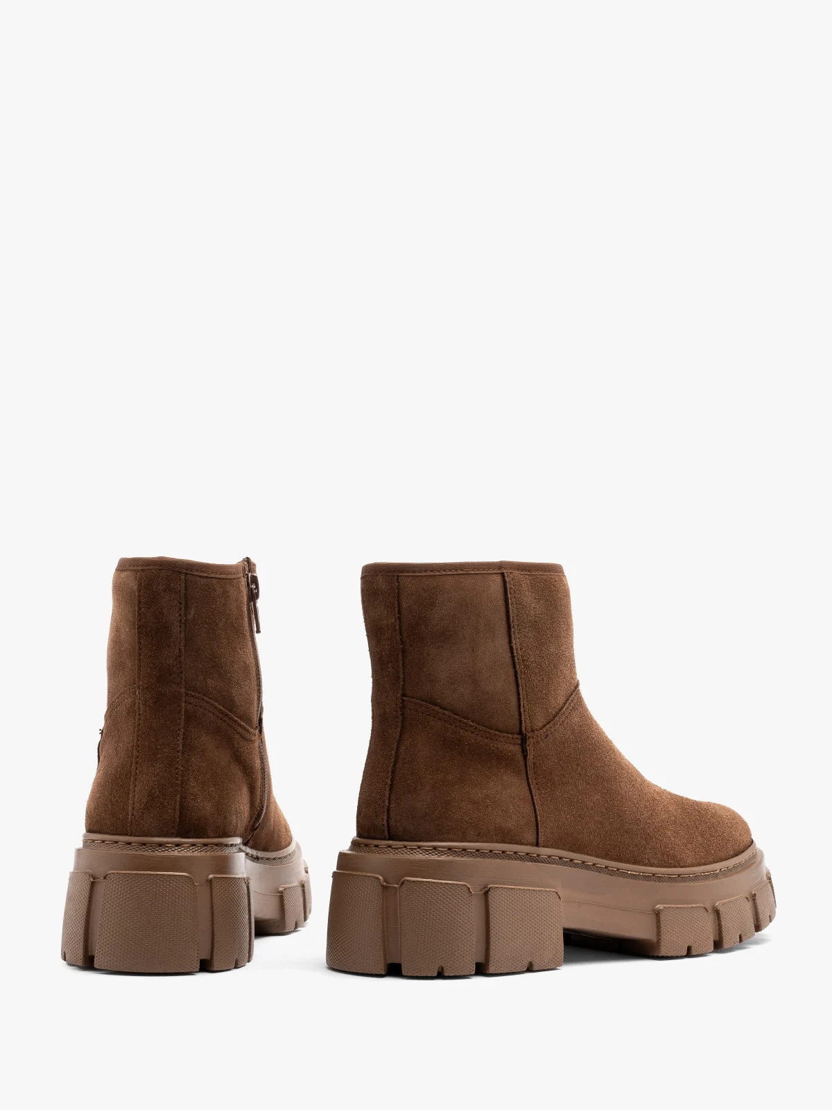 Welurowe botki damskie w brązowym kolorze na grubej podeszwie