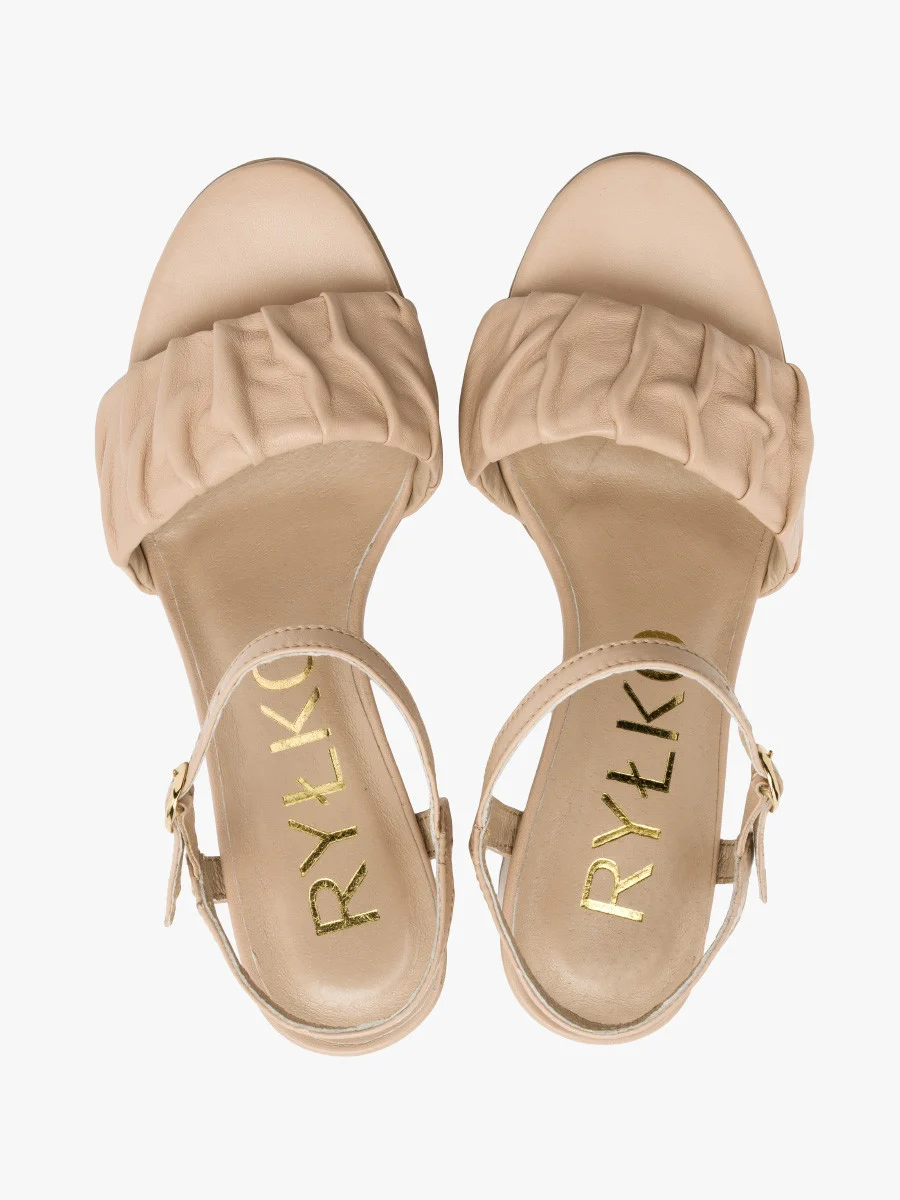Beżowe sandały z ozdobną cholewką